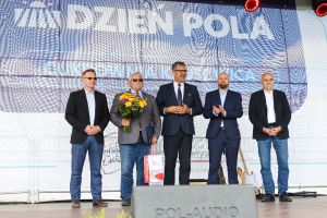 członkowie zarządu KGS i rolnik na scenie