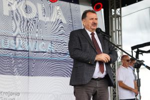 wiceminister Ziejewski przemawia na scenie
