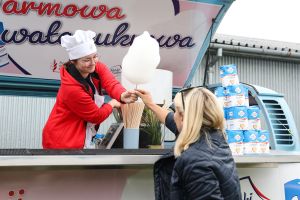 Kobieta odbiera watę cukrową z cukrobusa