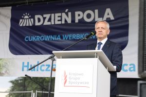 Prezes Marek Zagórski na scenie przy mównicy