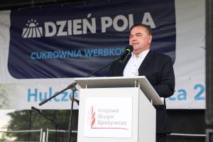 Krzysztof Nykiel przemawia na scenie