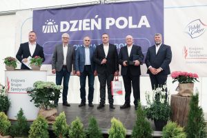 Mężczyźni na scenie
