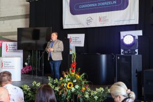 Krzysztof Nykiel, Prezes Związku Plantatorów Buraka Cukrowego, przemawia na scenie.