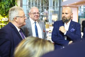 Minister Rolnictwa i Rozwoju Wsi Czesław Siekierski, Członek Zarządu KGS Łukasz Mastalerz i Prezes "Młynów Stoisław"...