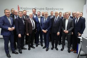 grupa ludzi w sali konferencyjnej