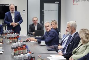 grupa ludzi w sali konferencyjnej