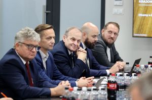 grupa ludzi w sali konferencyjnej