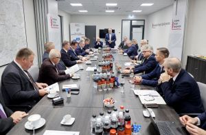 grupa ludzi w sali konferencyjnej
