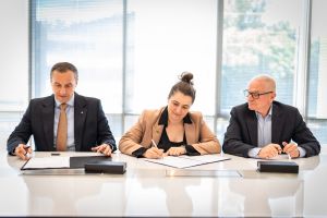 Podpisanie umowy przez przedstawicieli KGS i Orlen
