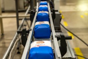 Opakowanie 1 kg cukru na taśmie produkcyjnej.