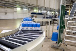 Opakowanie zbiorcze 1 kg cukru na taśmie produkcyjnej.