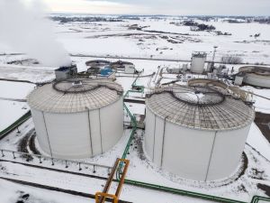 Zbiorniki magazynowe stanowiące część infrastruktury technologicznej cukrowni.