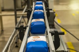 Linia produkcyjna z zapakowanym cukrem przygotowanym do dalszej dystrybucji.