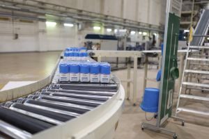 Linia produkcyjna z zapakowanym cukrem przygotowanym do dalszej dystrybucji.