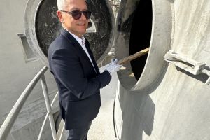 Prezes Zagórski rozpala piec wapienny