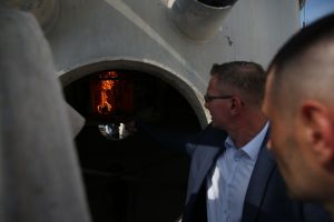 Prezes Choiński rozpala piec wapienny