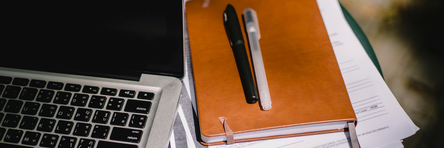 Laptop, notes i dokumenty